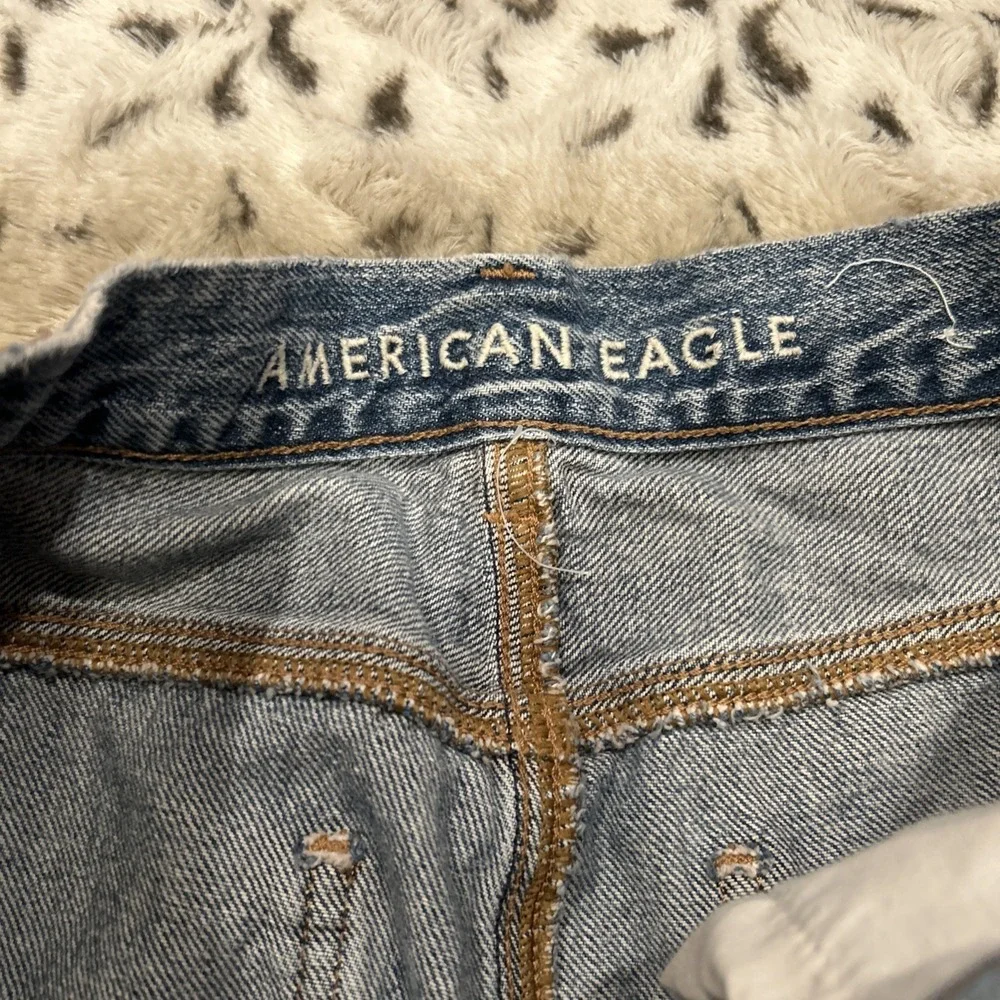 American Eagle blue distressed mom jeans Size 6 Grunge Retro Y2K - Picture 4 of 9